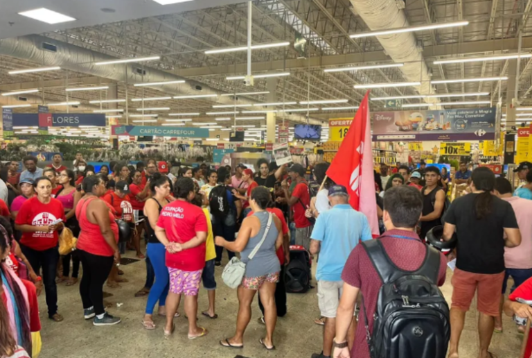Integrantes do MLB ocupam Carrefour e exigem cestas básicas em Natal. Foto: Vinícius Marinho/Inter TV Cabugi.