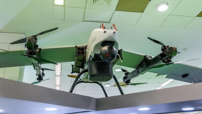 Drone Nauru 1000C, da brasileira XMobots, equipado com mísseis Enforcer. Foto: XMobots