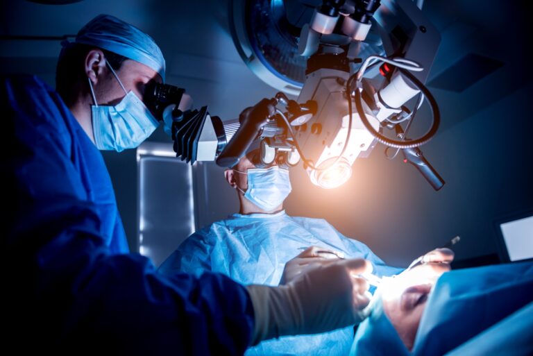 Imagem de uma equipe médica realizando uma neurocirurgia em um centro cirúrgico.