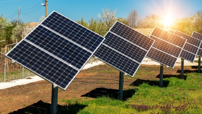 Placa de energia solar é um equipamento que faz parte do modelo de energias renováveis. Foto: Reprodução.