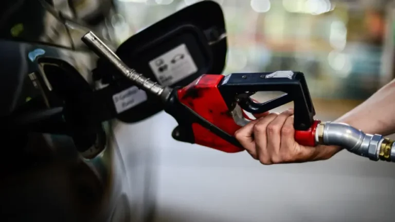 Expectativa é de que para o consumidor fi nal, o diesel fique até R$ 0,24 mais barato, de acordo com a Petrobras Foto: Marcello Casal Jr./Agência Brasil