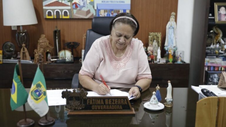 Governadora do Estado Fátima Bezerra assinando decreto. Foto: Sandro Menezes governo do estado