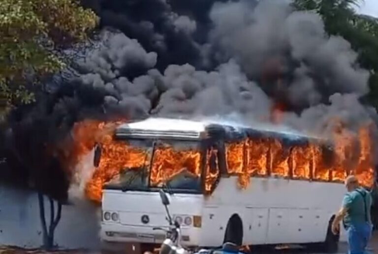 Ônibus fretado pelo MLB pegando fogo próximo a UPA da Zona Norte de Natal. Foto: Reprodução/Redes Sociais.