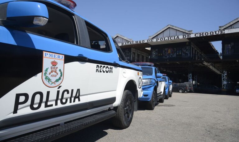 O comando da Polícia Militar do estado do Rio de Janeiro lança uma nova unidade da corporação, o RECOM (Rondas Especiais e Controle de Multidões), criado para ampliar o policiamento ostensivo nas vias urbanas.