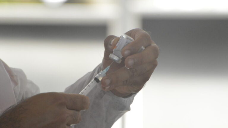 Idosos e PCDs que não completaram esquema vacinal vão passar por busca ativa. Foto: José Aldenir/Agora RN.