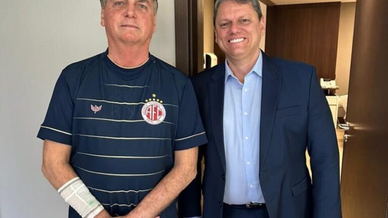 Bolsonaro vestindo camisa do América de Natal ao lado do governador Tarcísio de Freitas. Foto: Reprodução.
