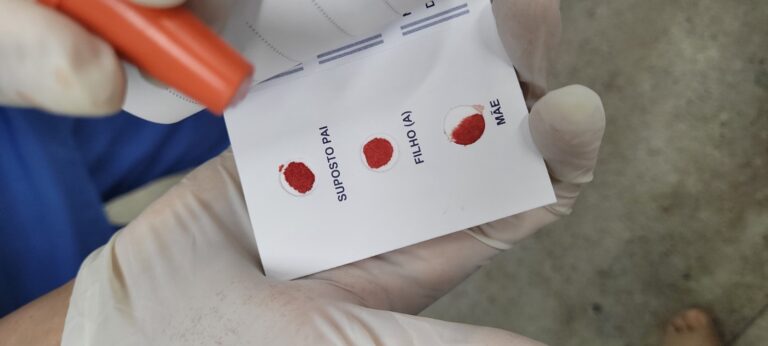 Imagem de uma coleta de sangue para exame de investigação de paternidade