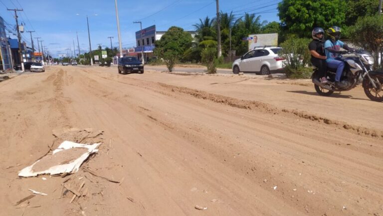 De acordo com moradores, a areia teria ido para a pista após as chuvas intensas. Foto: José Aldenir/AgoraRN