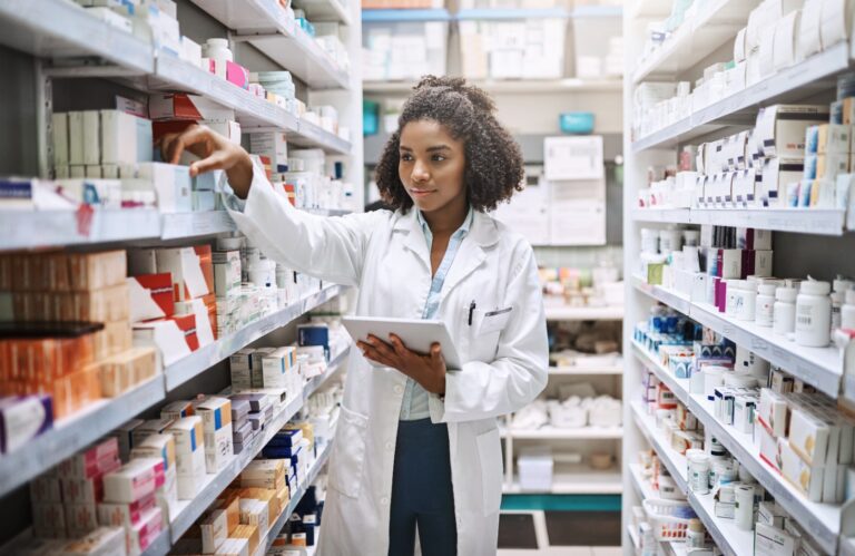 Imagem de uma farmacêutica, mexendo em medicamentos numa prateleira