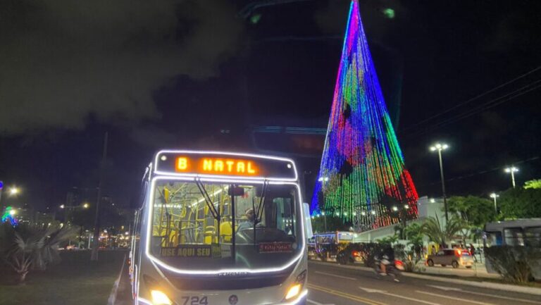 Veículo foi ornamentado com decorações festivas e temas natalinos. Foto: Divulgação.