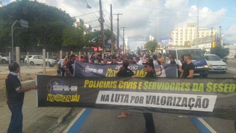 Servidores da segurança pública protestando por demora de reajuste salarial. Foto: José Aldenir/Agora RN.