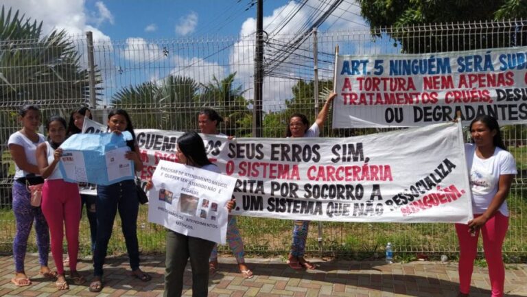Familiares de detentos protestando em Natal. Foto: José Aldenir/Agora RN.