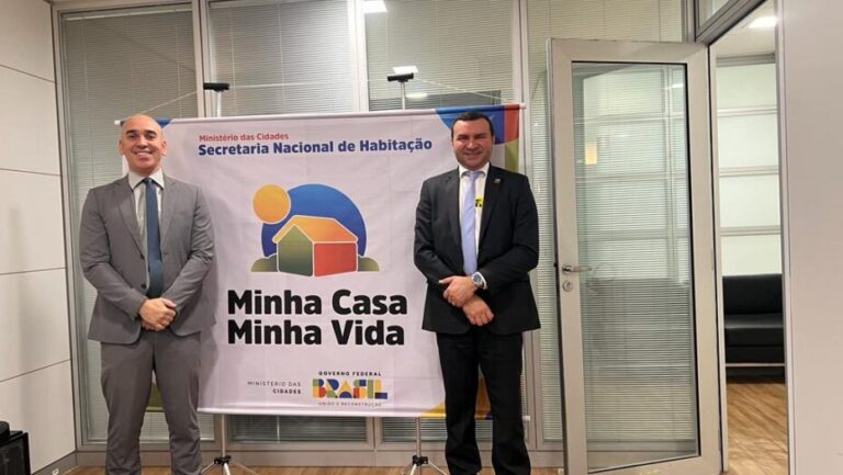 Prefeito de Macaíba, Emídio Júnior, em reunião na Secretaria Nacional de Habitação sobre próximas etapas do Minha Casa Minha Vida. Foto: Divulgação.