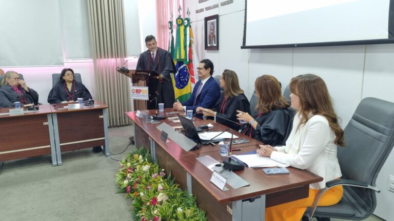 Imagem mostrando o procurador Manoel Onofre discursando e olhando para a presidência do Colégio de Procuradores de Justiça.