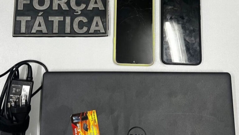 Notebook furtado e celulares sem nota fiscal foram apreendidos pela Polícia Militar. Foto: 1º Batalhão da PM.
