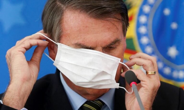 Presidente Jair Bolsonaro usa máscara de proteção em coletiva de imprensa em Brasília