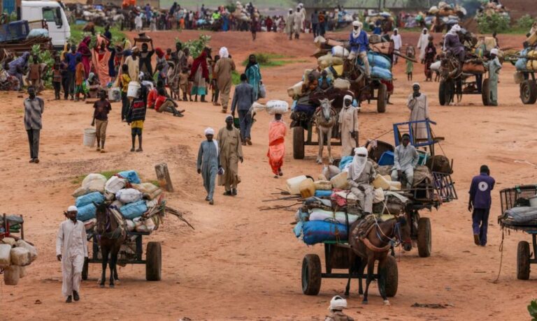 Pessoas fugindo da violência em Darfur Ocidental cruzam a fronteira para o Chade
04/08/2023 REUTERS/Zohra Bensemra