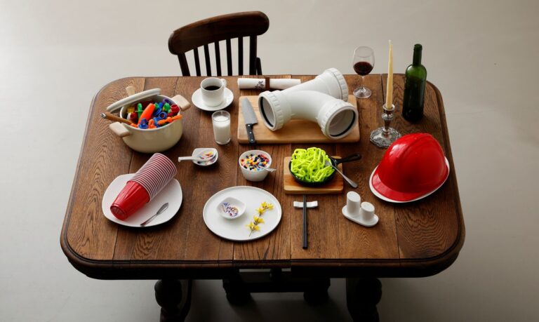 Itens de plástico em cima de mesa para refeição em foto de ilustração
31/03/2020 REUTERS/Kim Kyung-Hoon