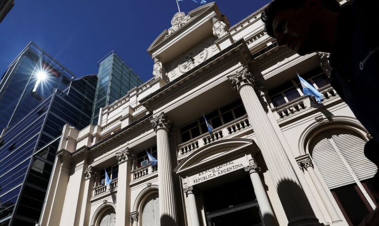 Fachada do banco central da Argentina
11/12/2023
REUTERS/Agustin Marcarian