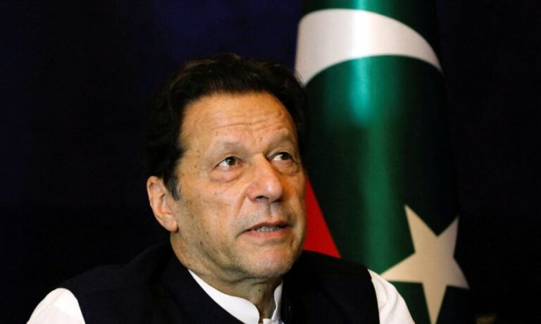 Ex-primeiro-ministro do Paquistão, Imran Khan, durante entrevista à Reuters em Lahore
17/03/2023 REUTERS/Akhtar Soomro