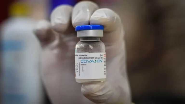Profissional da saúde segura frasco da Covaxin, vacina contra Covid-19, em Nova Delhi, na Índia. Foto: Hindustan Times via Getty Images