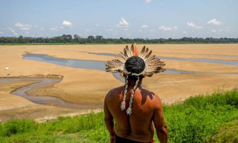 Tefé (AM) 21/10/2023 – Um indigena obserna o leito do rio Amazonas em Tefé (AM) praticamnete seco.
 Foto: Alex Pazuello/Secom