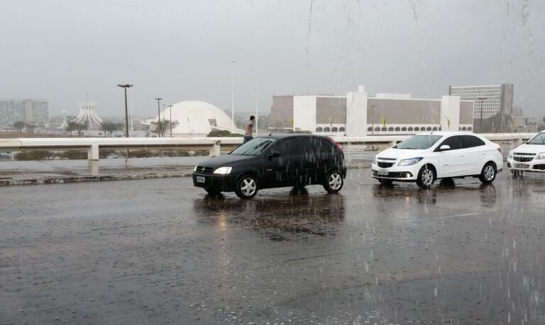 Chove em Brasília na tarde desta quarta-feira (Valte Campanato/Agência Brasil)