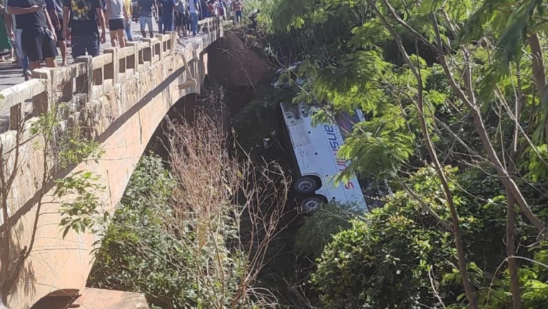 Ônibus cai de ponte e pessoas morrem em Minas Gerais. Foto: Reprodução.