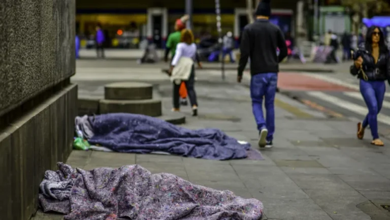 Pessoas em situação de rua dormindo na cidade de São Paulo. Foto: LUCAS LACAZ RUIZ/ESTADÃO CONTEÚDO