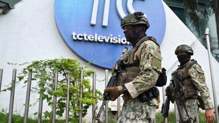Em 9 de janeiro, um grupo armado entrou nas instalações da TC Televisión e manteve como reféns os funcionários do canal / Foto: divulgação