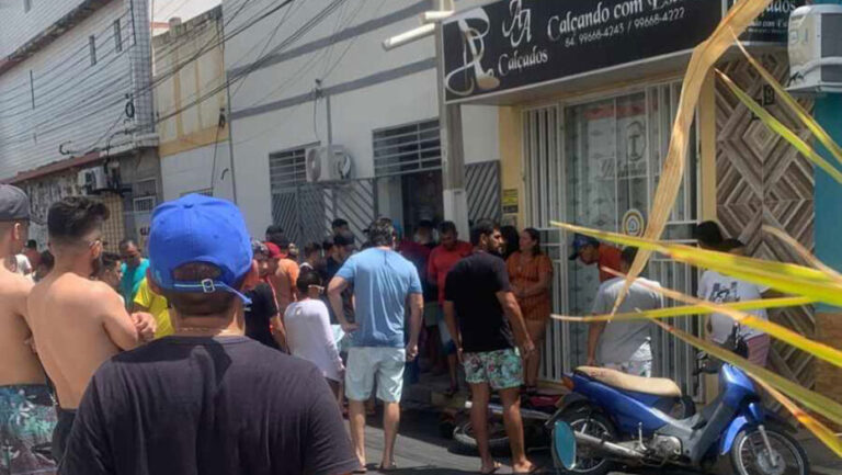 População de Caraúbas após morte de jovem de 20 anos, que trafegava de moto. Foto: Fim da Linha/Reprodução.