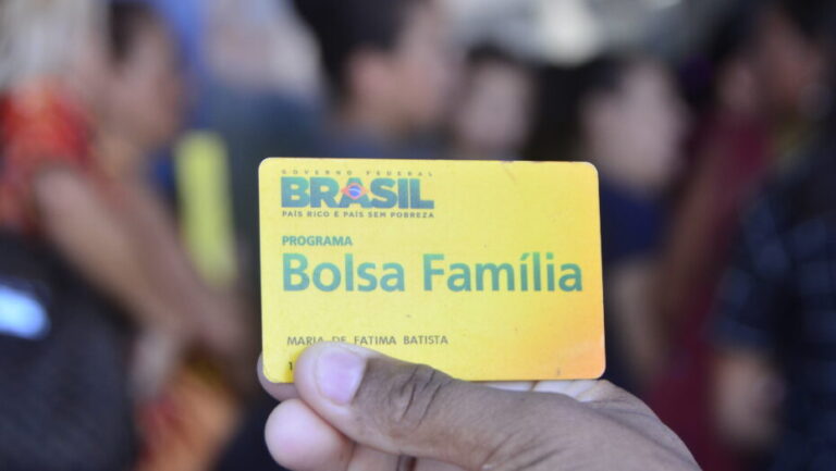 Cartão do Bolsa Família. Foto: José Aldenir/Agora RN.