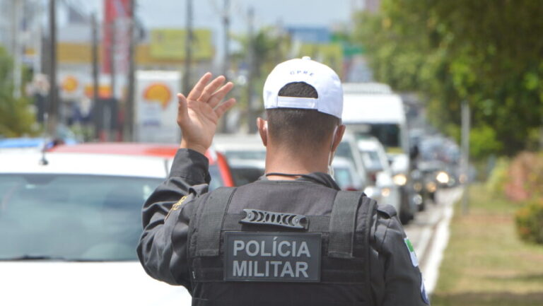 Policial militar orientando motoristas no trânsito da capital / Foto: José Aldenir - Agora RN