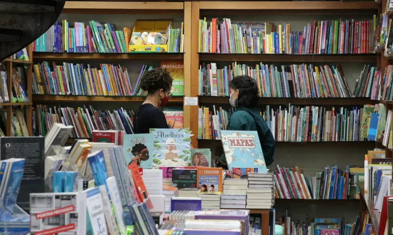 Movimento de leitores na livraria Martins Fontes, em Vila Buarque.