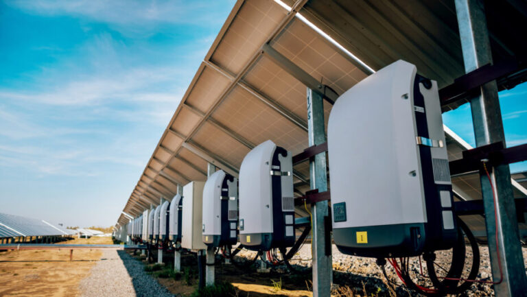 Modelos de equipamentos de energia solar semelhantes aos que foram receptados. Foto: Reprodução/IFSC.