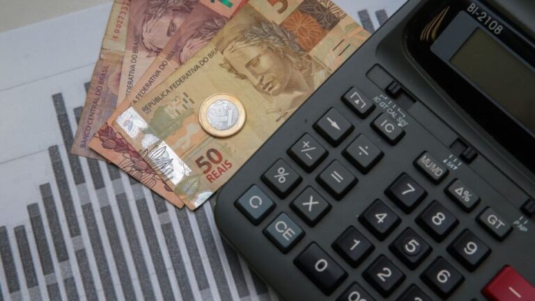 Excesso de cartões de crédito está entre fatores de endividamento. - Foto: Marcello Casal Jr./Agência Brasil