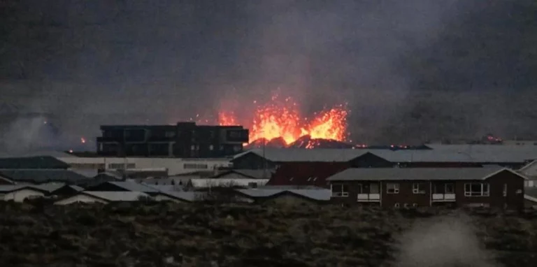 Vulcão situado no sudeste da Islândia entrou em erupção. Foto: HALLDOR KOLBEINS / AFP