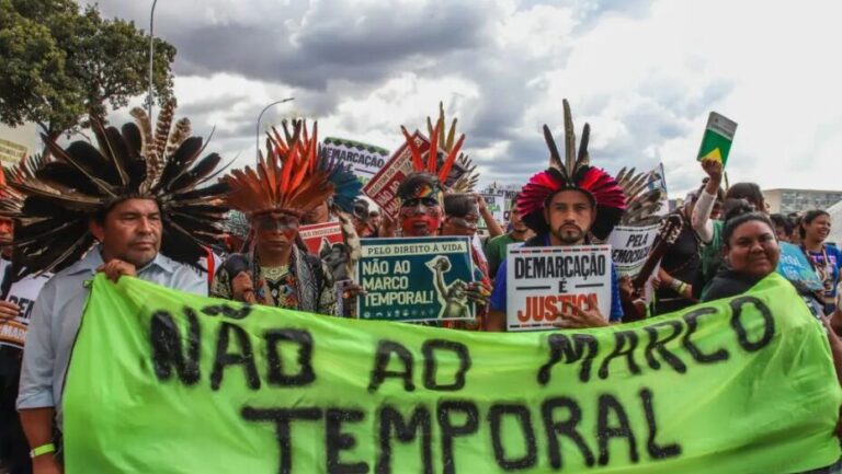 Indígenas protestam em Brasília contra tese do marco temporal, que estabelece restrições para novas demarcações - Foto: Antônio Cruz/Agência Brasil