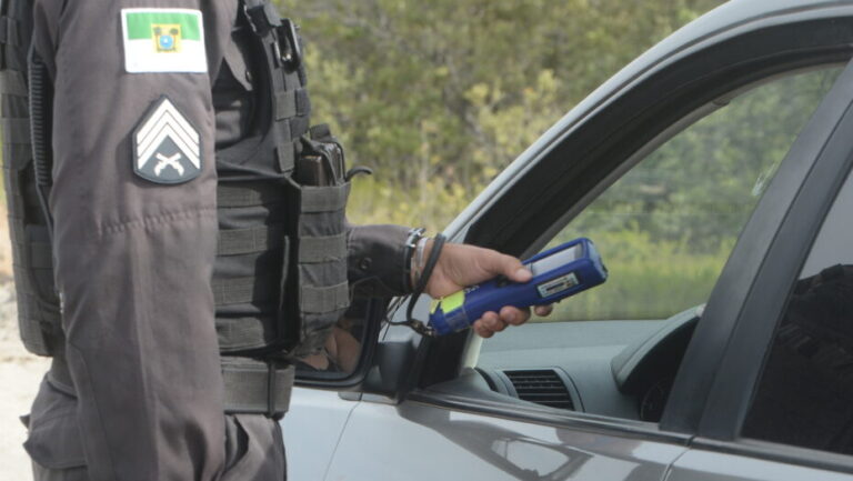 Policial aplica teste do bafômetro em condutora durante blitz da Lei Seca - Foto: José Aldenir/Agora RN