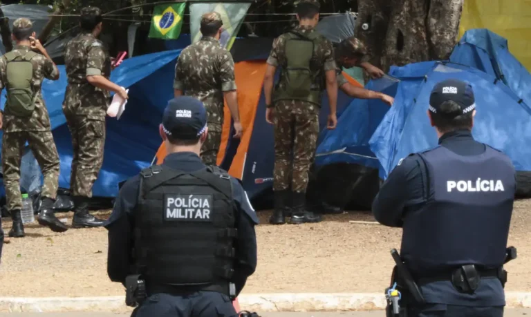 Polícia e Exército se concentram na frente do QG do Exército para desmobilização de acampamento de bolsonaristas