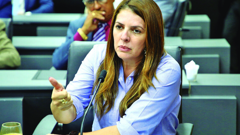Vereadora Nina Souza (PDT) teve cargos comissionados exonerados na semana passada pelo prefeito Álvaro Dias - Foto: Elpídio Junior/CMN