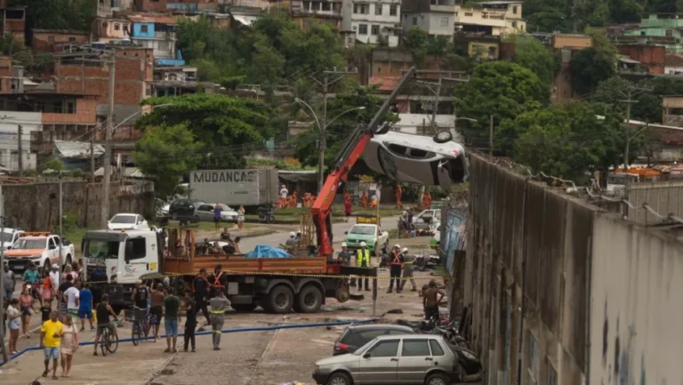 Carro é removido após temporal que causou estragos no Rio de Janeiro. Foto: Armando Paiva/Agência O Dia/Estadão Conteúdo