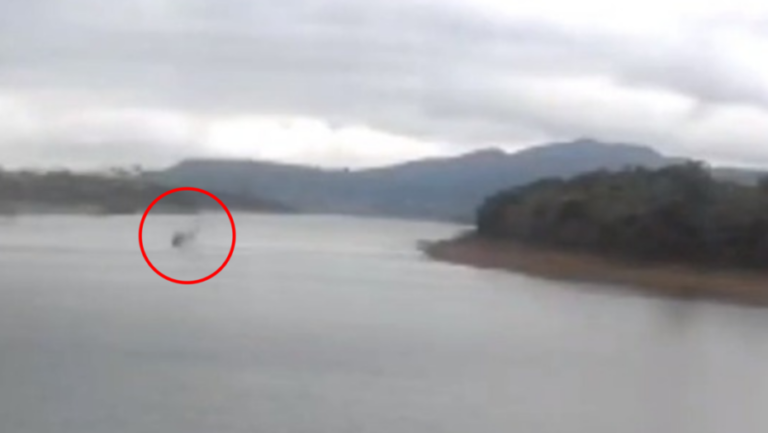 Helicóptero cai em lago da cidade de Capitólio, Minas Gerais. Foto: Reprodução.