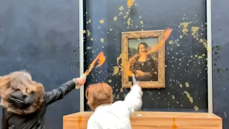 Ativistas jogando sopa no quadro da Mona Lisa. Foto: Reprodução.