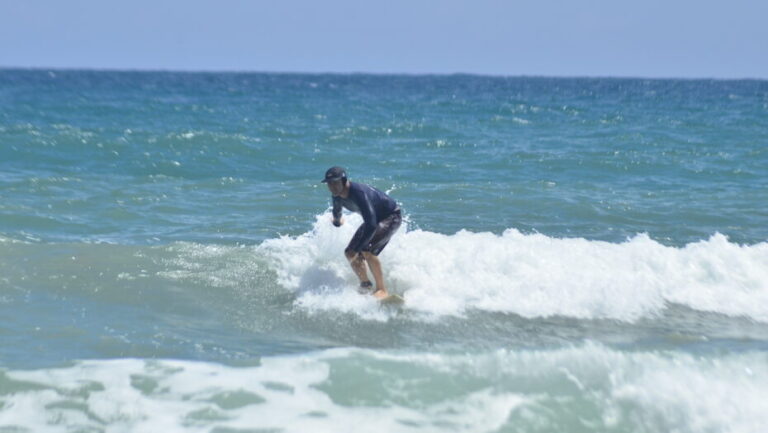 Paulo Wagner, de 55 anos, tem o costume de ir à Praia de Miami para praticar surf: atividade comum no local - Foto: José Aldenir/Agora RN