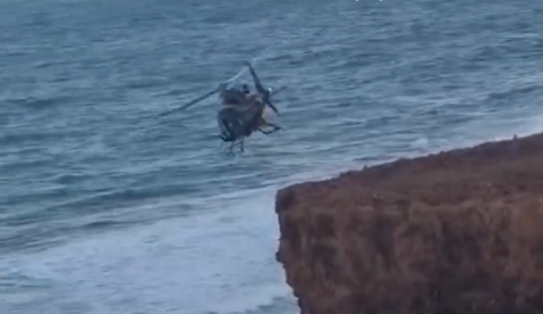 Helicóptero resgatou uma das vítimas feridas / Foto: reprodução de vídeo