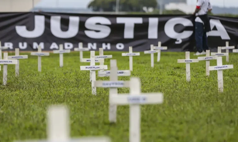 Brasília (DF), 25/01/2024 - Cruzes são colocadas em frente ao Congresso Nacional para lembrar as vítimas do rompimento da barragem da Vale em Brumadinho.  Foto: Marcelo Camargo/Agência Brasil