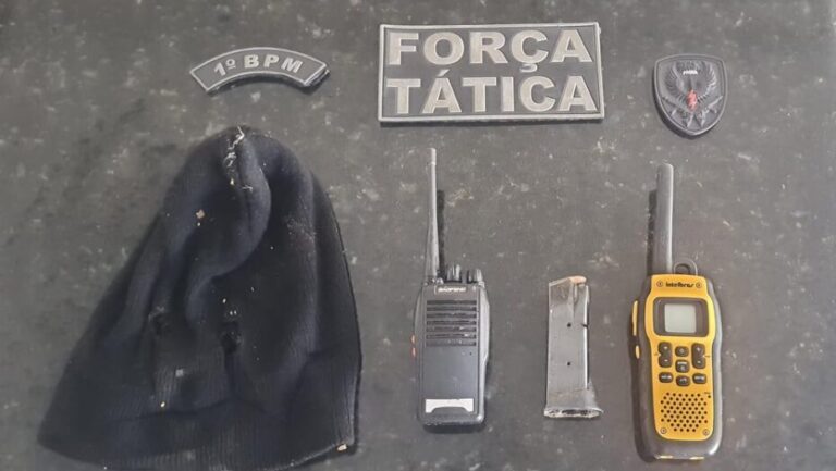 Suspeito largou materiais ilícitos após visualizar policiais. Foto: Força Tática do 1º Batalhão.