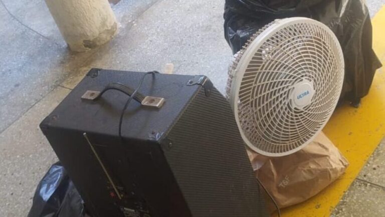 Som, ventilador e outros objetos furtados de casa após arrombamento. Foto: PM RN.