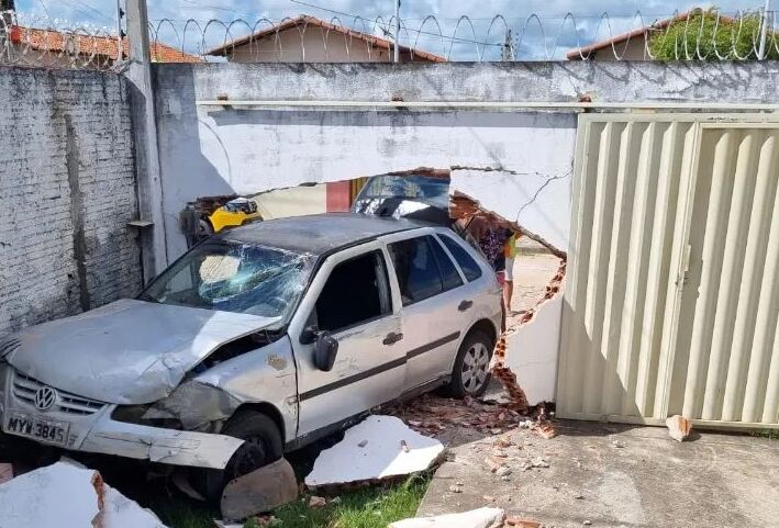 Motorista embriagado derruba muro de residência em Natal. Foto: CPRE/BPRV/Reprodução.